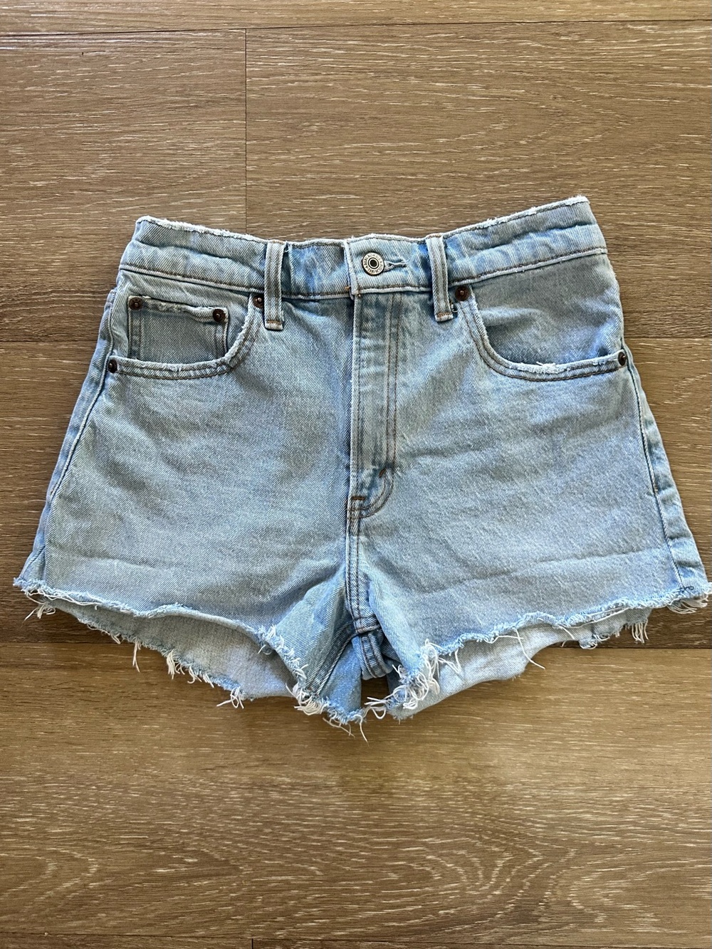 Abercrombie & Fitch 90’s Relaxed Cut-Off Denim Short High-Rise Light Wash